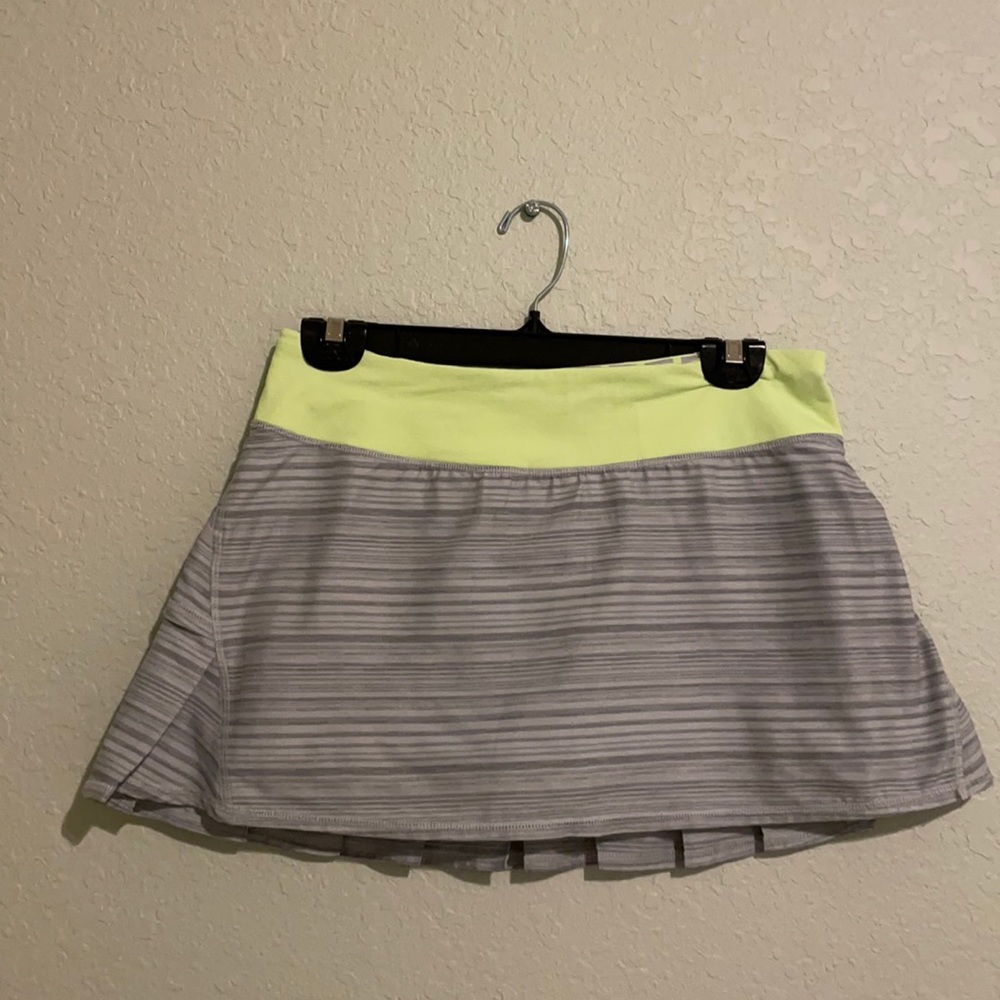 Size 6 pace setter lululemon skort. Gray stripe with green waistband